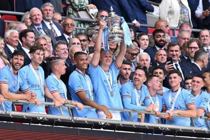 Manchester City posa para foto oficial e exibe troféus de 2023, futebol  inglês