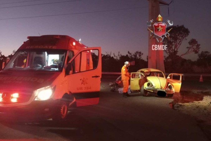Motociclista de 53 anos morreu em Santa Maria, na DF-495, num acidente que envolveu um Fusca - (crédito: Corpo de Bombeiros do DF/ Divulgação) Motociclista de 53 anos morreu em Santa Maria, na DF-495, num acidente que envolveu um Fusca - (crédito: Corpo de Bombeiros do DF/ Divulgação)