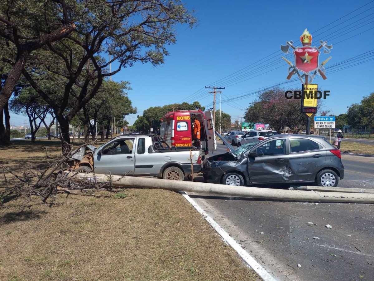 Outro acidente derruba poste, agora no Pistão Norte de Taguatinga, e sem feridos