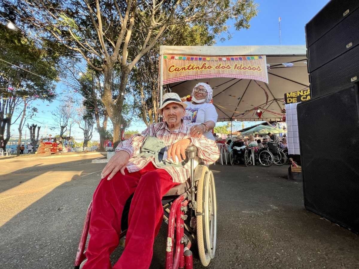 A cuidadora e t&eacute;cnica de enfermagem Maria Jos&eacute; Rodrigues ao lado do aposentado Paulo Ribeiro Soares, de 85 anos. 