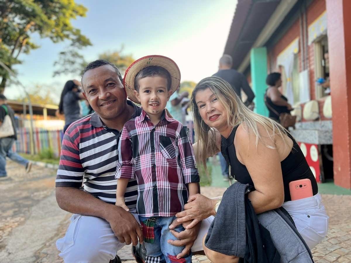 Almir Francisco Pietro Vasconcelos (av&ocirc;), Flor&ecirc;ncia Ben&iacute;cia de Souza (av&oacute;) e Pietro Souza Vasconcelos (neto) sempre participam das festividades do Lar dos Velhinhos.