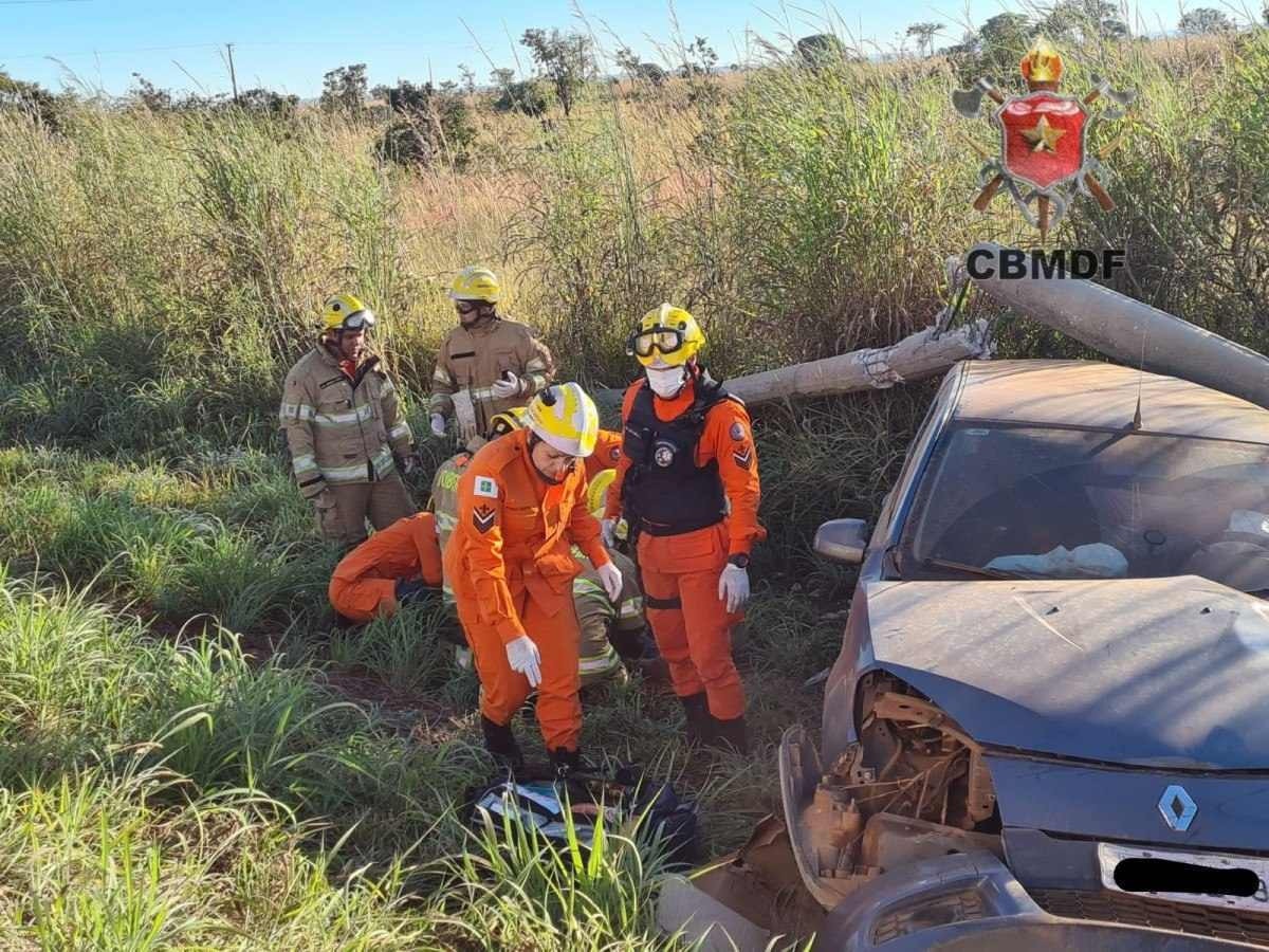 Carro capota, derruba poste de iluminação e deixa uma pessoa ferida