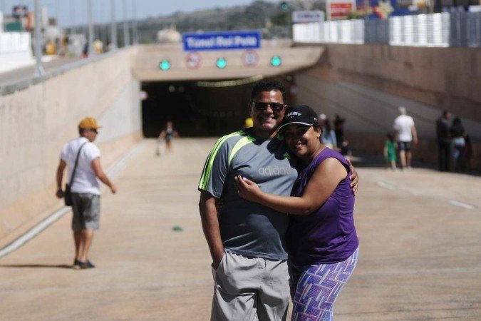 Paulo e Flaviane Souza caminharam pela nova passagem subterrânea
