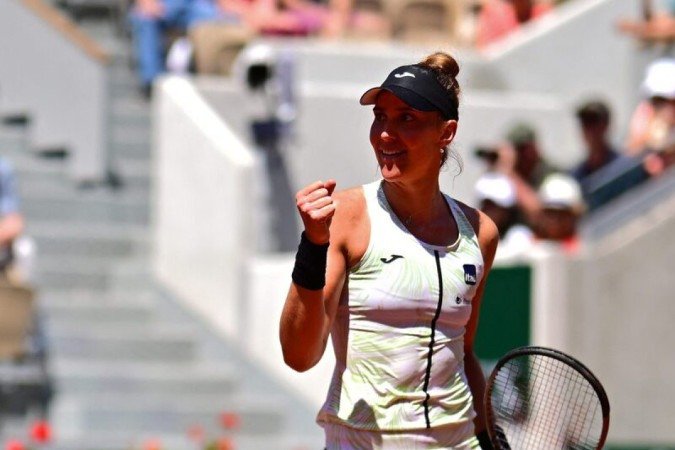 Brazil's Beatriz Haddad Maia celebrates a point against Spain's Sara Sorribes Tormo during their women's singles match on day nine of the Roland-Garros Open tennis tournament at the Court Suzanne-Lenglen in Paris on June 5, 2023. (Photo by Emmanuel DUNAND / AFP)
      