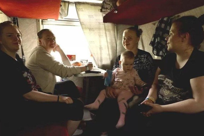 Viktoria leva sua filha Eva de volta e diz que 'é impossível viver como refugiada' - (crédito: BBC/DAVY MCILVEEN) Viktoria leva sua filha Eva de volta e diz que 'é impossível viver como refugiada' - (crédito: BBC/DAVY MCILVEEN)