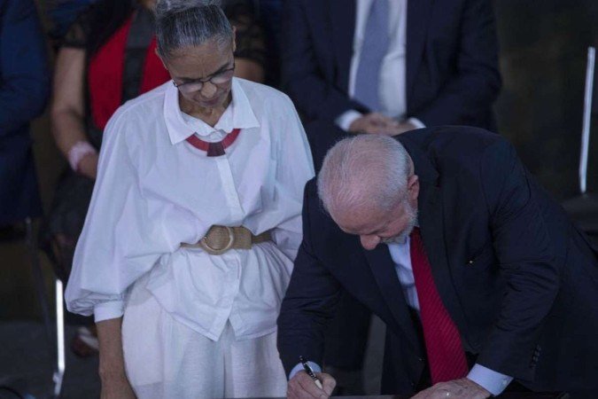 O presidente Luiz Inácio Lula da Silva e a ministra do Meio Ambiente, Marina Silva participam de uma Cerimônia por ocasião do Dia Mundial do Meio Ambiente no Palácio do Planalto - (crédito: Joédson Alves/Agência Brasil) O presidente Luiz Inácio Lula da Silva e a ministra do Meio Ambiente, Marina Silva participam de uma Cerimônia por ocasião do Dia Mundial do Meio Ambiente no Palácio do Planalto - (crédito: Joédson Alves/Agência Brasil)