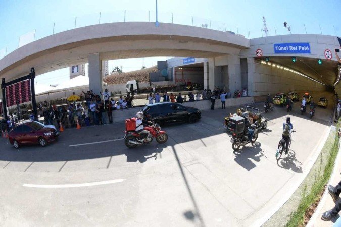 Condutores buzinam e comemoram liberação do Túnel de Taguatinga - (crédito: Ed Alves/CB/D.A.Press) Condutores buzinam e comemoram liberação do Túnel de Taguatinga - (crédito: Ed Alves/CB/D.A.Press)