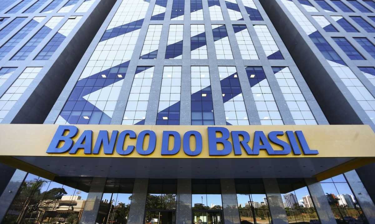 Banco do Brasil patrocina parada LGBTQIAP+ de SP e lança cartão do Orgulho