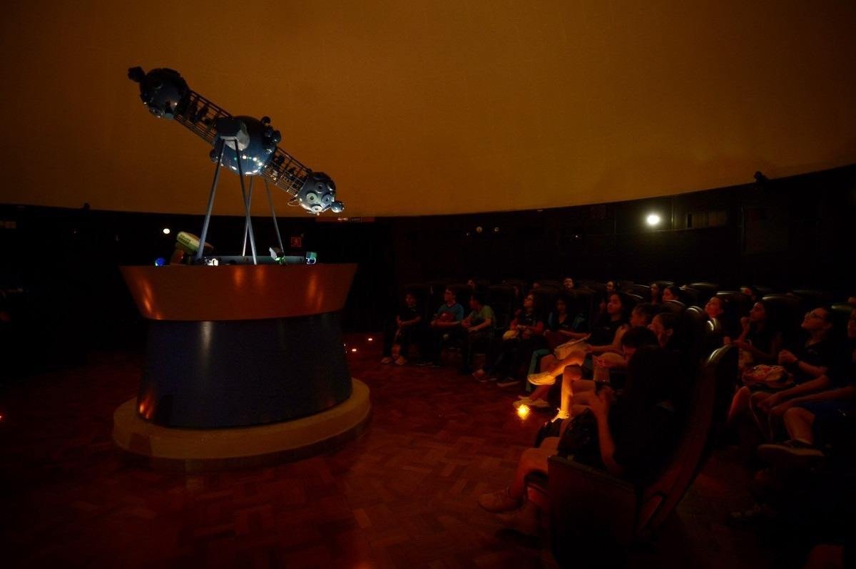 Planetário de Brasília volta a ter projeção do espaço na cúpula
