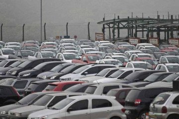 Venda de automóveis caiu 3,7% no primeiro trimestre deste ano, segundo Anfavea -  (crédito: Edesio Ferreira/EM/D.A Press)