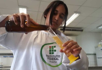 Andressa Dantas analisa amostras de cerveja no laboratório  -  (crédito: José Augusto Limão)