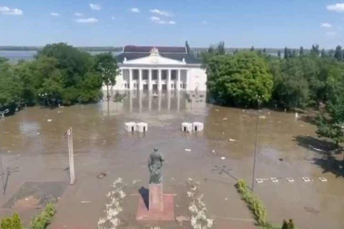 Cidade atingida pela água, após ruptura de barragem de Kakhovka por explosão 