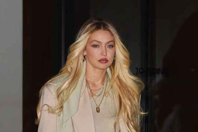 A modelo Gigi Hadid aderiu ao quiet luxury e apareceu usando composição discretas em cores neutras - (crédito: Reprodução: WmagazinePinterest ) A modelo Gigi Hadid aderiu ao quiet luxury e apareceu usando composição discretas em cores neutras - (crédito: Reprodução: WmagazinePinterest )