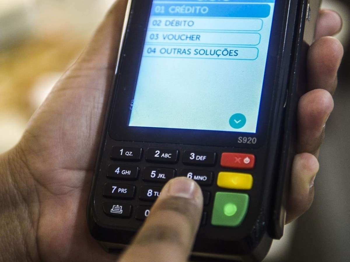 Juros do cartão de crédito seguem altos, apesar de nova lei que limita cobranças