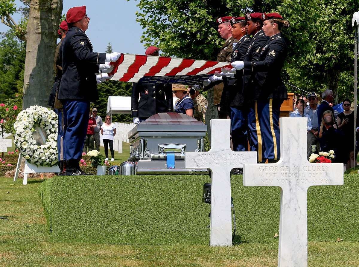 Soldado desconhecido dos EUA é sepultado na França 105 anos após I Guerra