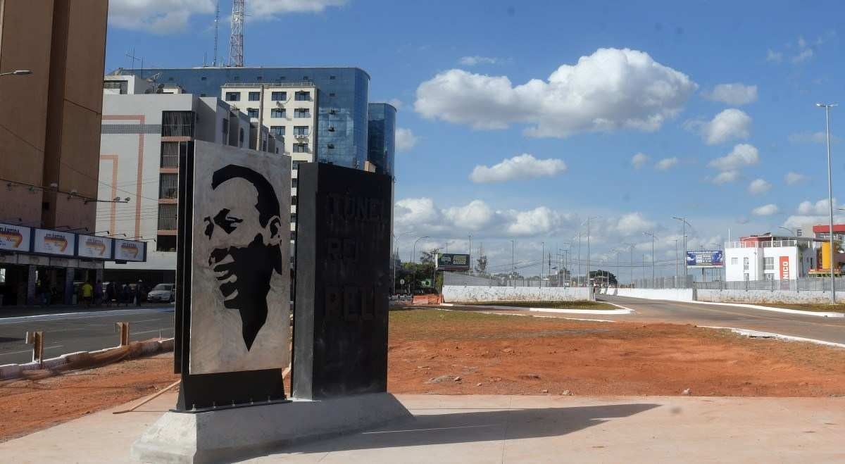 Rei Pelé é homenageado com escultura de quase três metros em Taguatinga