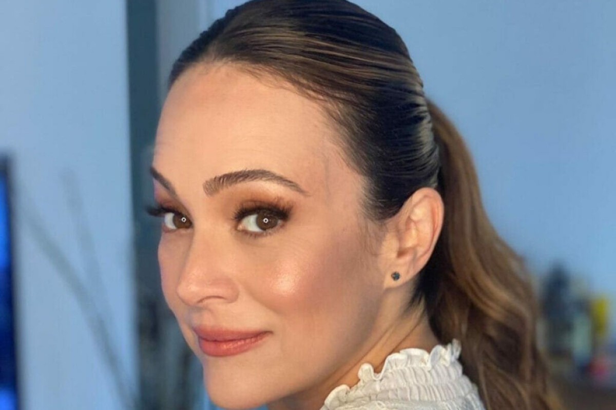 Gabriela Duarte aparece de maiô e esbanja beleza aos 49 anos