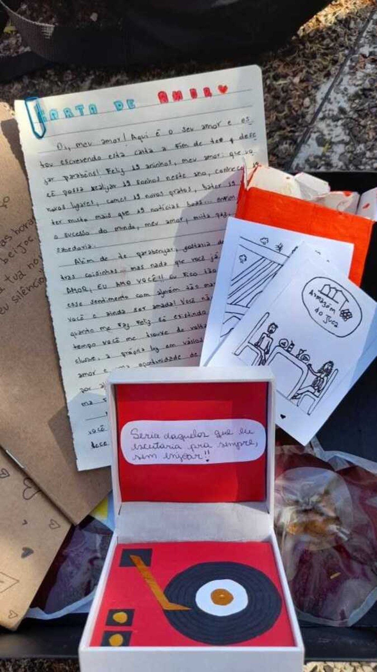 Sarah e Hellen têm uma caixa de recordações cheia de memórias  do namoro