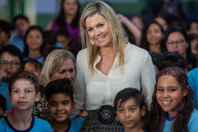 Rainha da Holanda, com alunos da Escola Classe 312 Norte, depois do debate com estudantes e professores sobre programa de educação financeira -  (crédito:  Foto: Fabio Rodrigues-Pozzebom/ Agência Brasil)