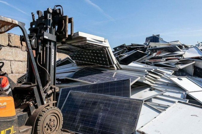 Por que popularização de painéis solares pode causar 'bomba ambiental' - (crédito: LAURENT JULLIAND) Por que popularização de painéis solares pode causar 'bomba ambiental' - (crédito: LAURENT JULLIAND)