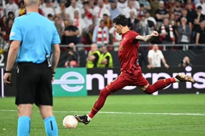 Ibañez foi vice-campeão da Liga Europa com a camisa da Roma - (crédito: Attila Kisbenedek/AFP) Ibañez foi vice-campeão da Liga Europa com a camisa da Roma - (crédito: Attila Kisbenedek/AFP)