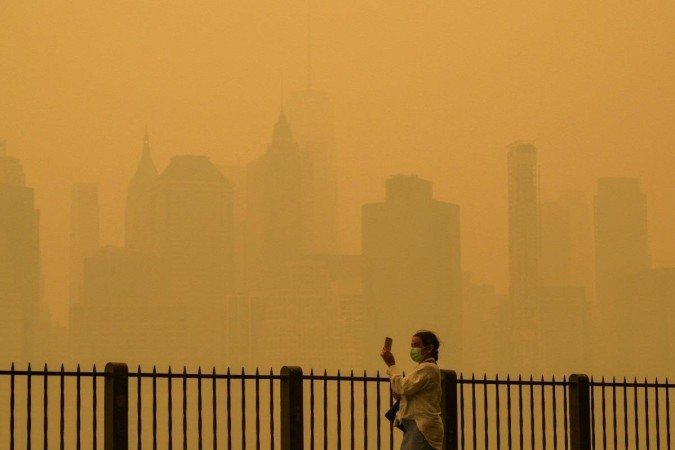 Uma espessa nuvem alaranjada encobriu Nova York nos últimos dois dias e produziu um cenário futurista - (crédito: Angela Weiss/AFP) Uma espessa nuvem alaranjada encobriu Nova York nos últimos dois dias e produziu um cenário futurista - (crédito: Angela Weiss/AFP)