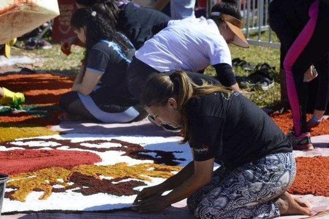 A confecção dos tapetes de Corpus Christi pelos fiéis, na Esplanada dos Ministérios, é tradição na capital - (crédito: Marcelo Ferreira/CB/D.A Press) A confecção dos tapetes de Corpus Christi pelos fiéis, na Esplanada dos Ministérios, é tradição na capital - (crédito: Marcelo Ferreira/CB/D.A Press)
