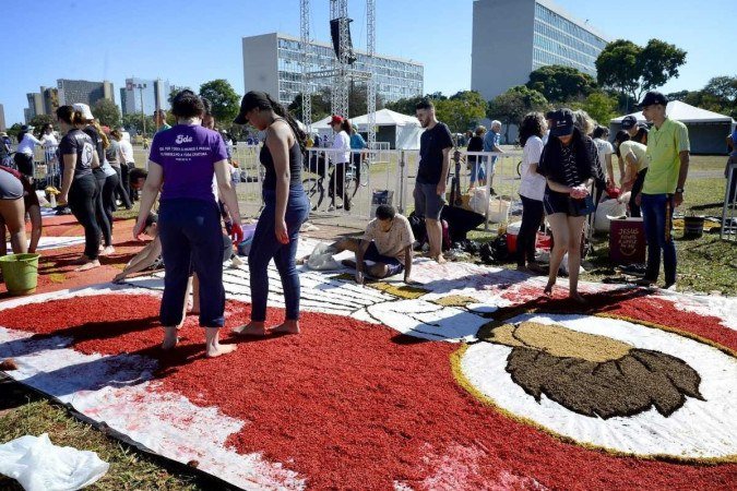 Cerca de 700 voluntários participaram da confecção do tradicional tapete com 25 desenhos - (crédito: Marcelo Ferreira/CB/D.A Press) Cerca de 700 voluntários participaram da confecção do tradicional tapete com 25 desenhos - (crédito: Marcelo Ferreira/CB/D.A Press)