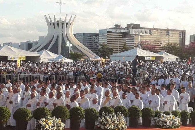 Depois da celebração, os sacerdotes saem em procissão com o Santíssimo Sacramento pela Esplanada dos Ministérios. - (crédito: Minervino Júnior/CB/D.A Press)