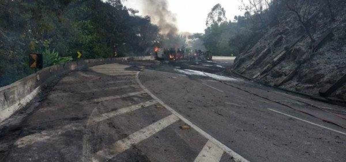 Caminhão que transportava combustível pega fogo em Petrópolis; veja