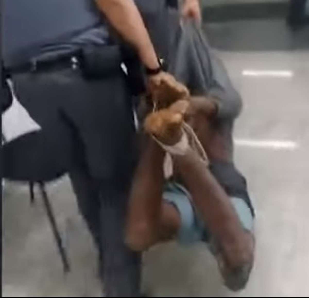 Homem amarrado pelos pés e pelas mãos foi preso por roubar para comer