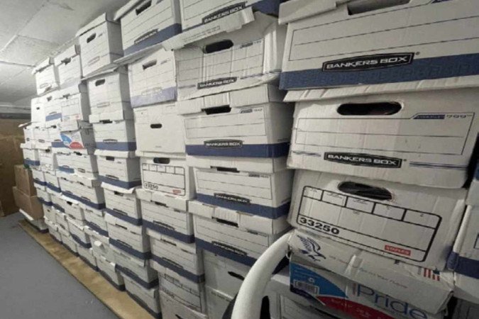 Dezenas também foram encontradas pelo FBI dentro do depósito do imóvel de 58 quartos
