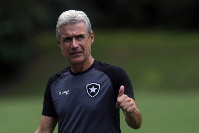 Luís Castro comandará o Botafogo nesta quinta contra o Magallanes e depois seguirá rumo à Arábia Saudita - (crédito: Vítor Silva/Botafogo) Luís Castro comandará o Botafogo nesta quinta contra o Magallanes e depois seguirá rumo à Arábia Saudita - (crédito: Vítor Silva/Botafogo)