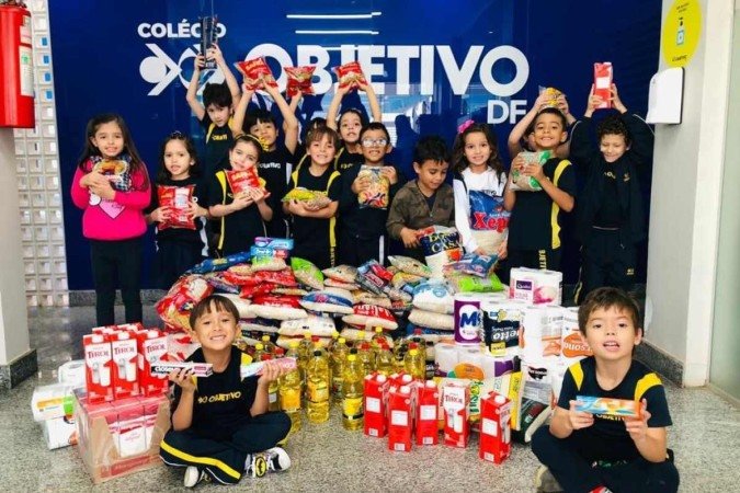 Alunos do colégio Objetivo comemoram a arrecadação dos donativos da Gincana Solidária - (crédito: Colégio Objetivo/Divulgação) Alunos do colégio Objetivo comemoram a arrecadação dos donativos da Gincana Solidária - (crédito: Colégio Objetivo/Divulgação)