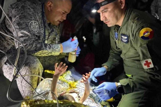 Criança resgatada da selva colombiana recebe soro e os primeiros socorros de militares colombianos
- (crédito: Ministério da Defesa Nacional da Colômbia) Criança resgatada da selva colombiana recebe soro e os primeiros socorros de militares colombianos
- (crédito: Ministério da Defesa Nacional da Colômbia)