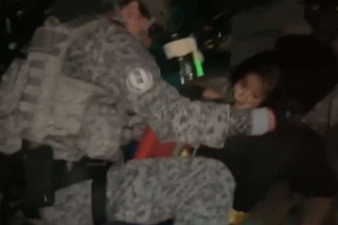 Militar da Força Aérea da Colômbia resgata crianças desaparecidas na selva de Guavire - (crédito: Divulgação/Ministério da Defesa da Colômbia) Militar da Força Aérea da Colômbia resgata crianças desaparecidas na selva de Guavire - (crédito: Divulgação/Ministério da Defesa da Colômbia)