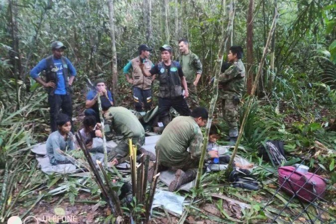 Militares prestam os primeiros socorros aos pequenos, logo após encontrá-los na floresta: localizados a 5km da fuselagem do monomotor Cessna 206 - (crédito: Ministério da Defesa Nacional da Colômbia) Militares prestam os primeiros socorros aos pequenos, logo após encontrá-los na floresta: localizados a 5km da fuselagem do monomotor Cessna 206 - (crédito: Ministério da Defesa Nacional da Colômbia)