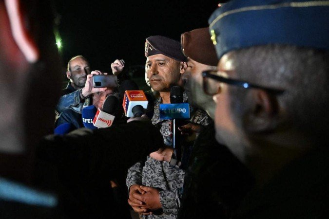 O general Pedro Sanchez, comandante do Comando Conjunto de Operações Especiais das Forças Armadas da Colômbia, fala à imprensa após resgate das quatro crianças indígenas.
- (crédito: Juan BARRETO / AFP) O general Pedro Sanchez, comandante do Comando Conjunto de Operações Especiais das Forças Armadas da Colômbia, fala à imprensa após resgate das quatro crianças indígenas.
- (crédito: Juan BARRETO / AFP)