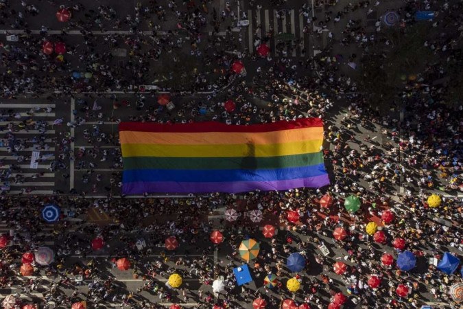 Vista aérea da 27ª Parada do Orgulho LGBT em São Paulo no último dia 11 de junho -  (crédito: Miguel SCHINCARIOL / AFP)