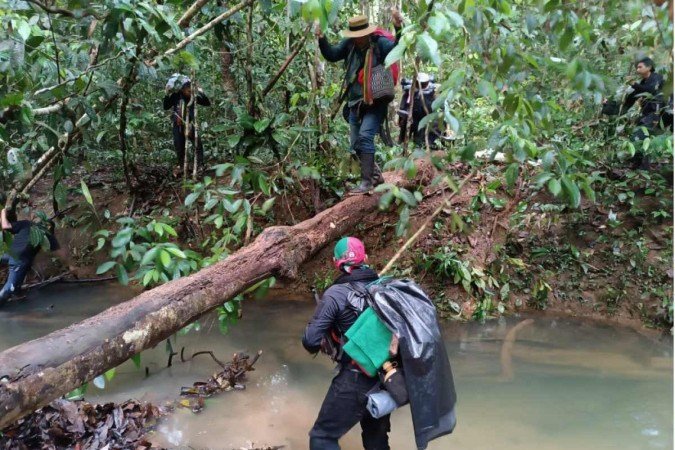 Membros da Guarda Ind&iacute;gena participam das buscas &agrave;s crian&ccedil;as, na Amaz&ocirc;nia colombiana 