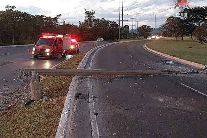 Carro colide e derruba poste na via de acesso à L4 Norte  -  (crédito: Divulgação/CBMDF)
