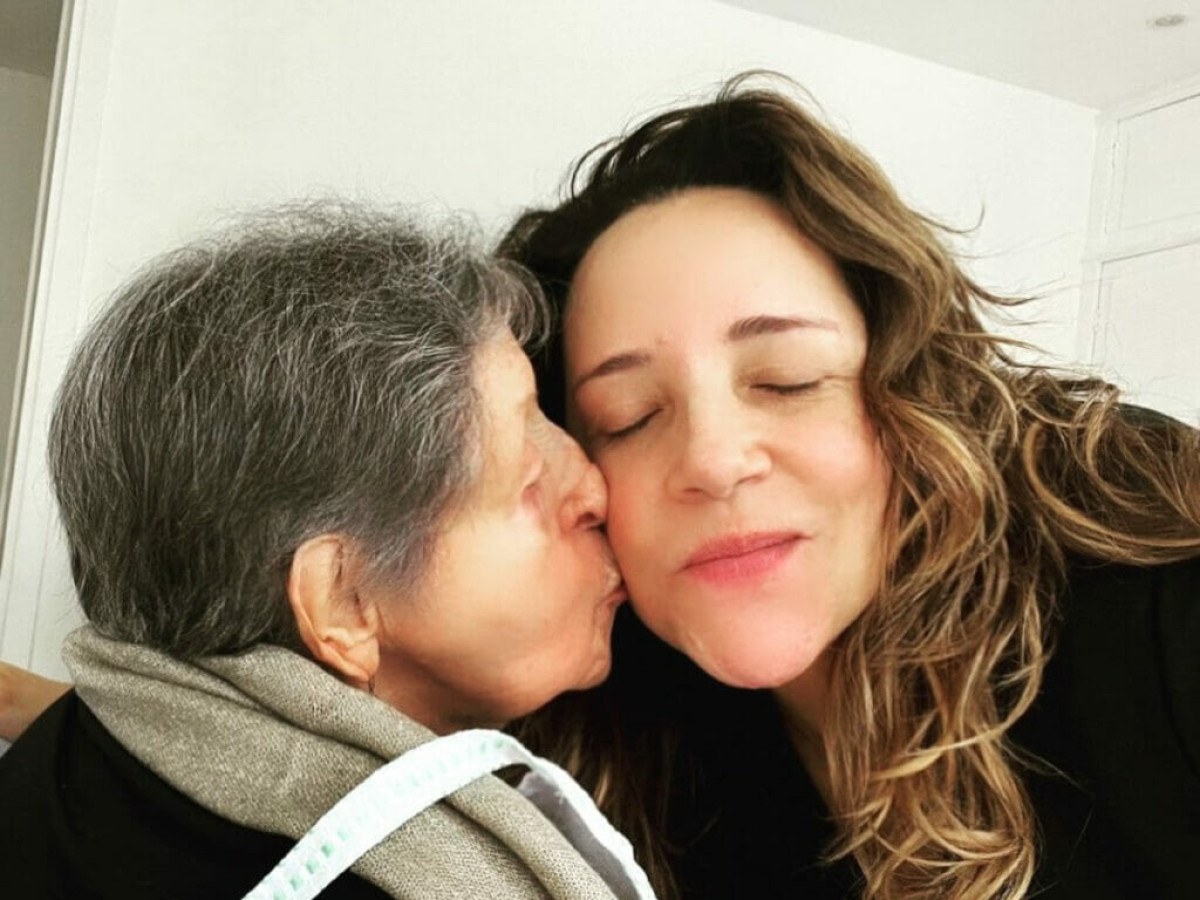 Mãe de Ana Carolina morre aos 86 anos e cantora lamenta: 