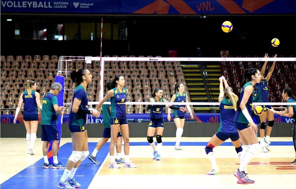 Jogadoras brasileiras em ação no treino no Ginásio Nilson Nelson