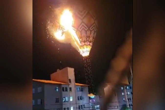 O balão atingiu um prédio residencial no Arujá
- (crédito: Twitter/Reprodução) O balão atingiu um prédio residencial no Arujá
- (crédito: Twitter/Reprodução)