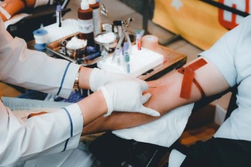 Imagem mostra paciente fazendo uma doação de sangue -  (crédito: Nguyen Hiep/Unsplash)