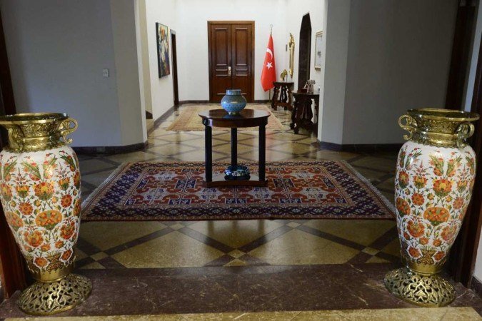 Vasos e tapeçaria marcam toda a residência oficial