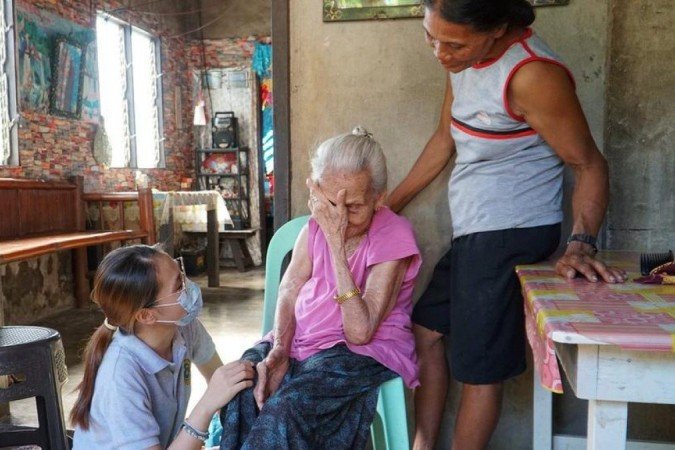 Alena Yap era a única médica disponível para cuidar de Eleuthera Abus em um arquipélago de 13 mil habitantes - (crédito: BBC/Virma Simonette) Alena Yap era a única médica disponível para cuidar de Eleuthera Abus em um arquipélago de 13 mil habitantes - (crédito: BBC/Virma Simonette)