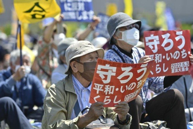 Protesto contra mudanças na Constituição: maior parte da população japonesa apoia renúncia à guerra prometida na Carta Magna -  (crédito: Getty Images)