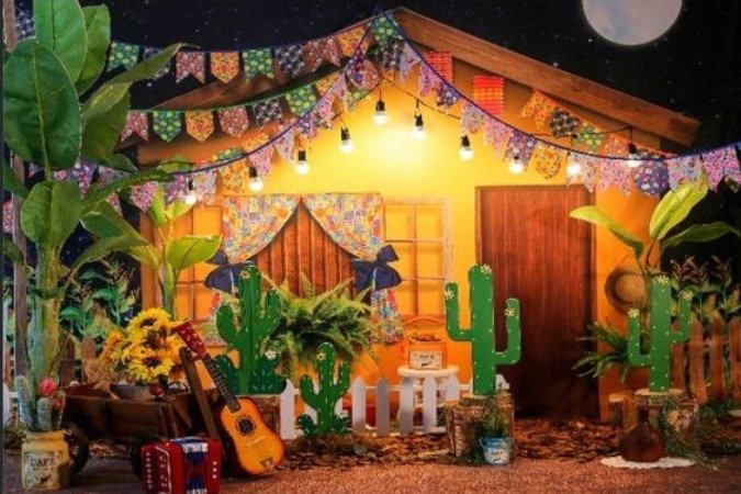 Uso de fitas coloridas e de bandeiras é quase obrigatório 
nesta época do ano