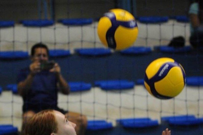 Julia Bergmann tira onda de malabarista em um dos treinos da Seleção Brasileira no DF